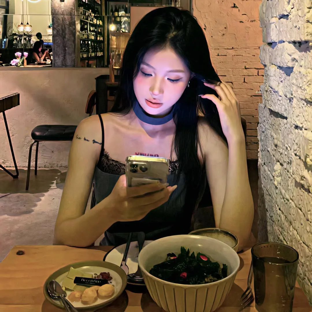 某爆料博主被曝隐婚生子，一个月颁奖礼红毯画面流出